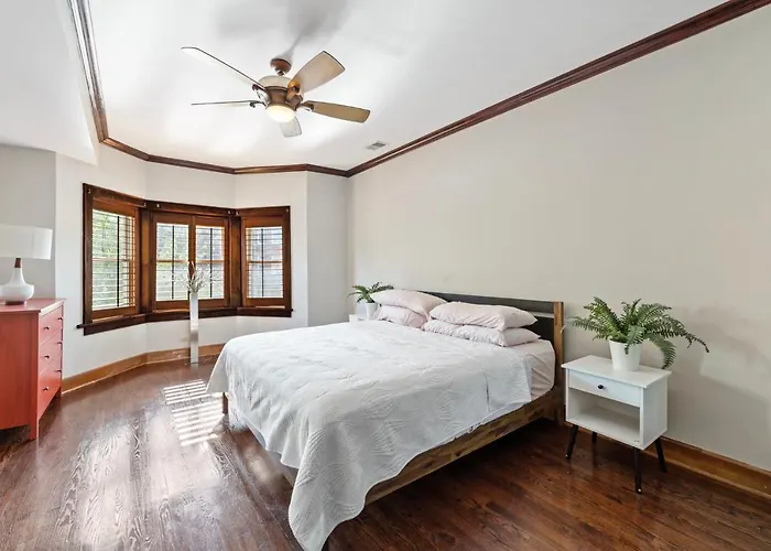Lavish Near & Downtown #2 Apartment *