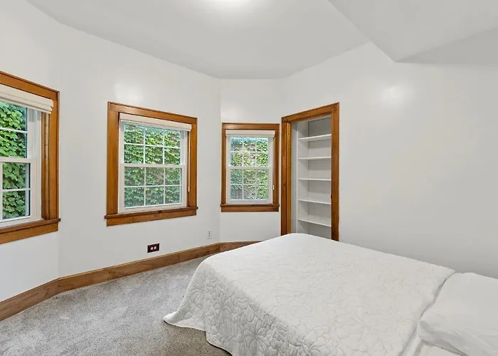 Lavish Near & Downtown #2 Apartment